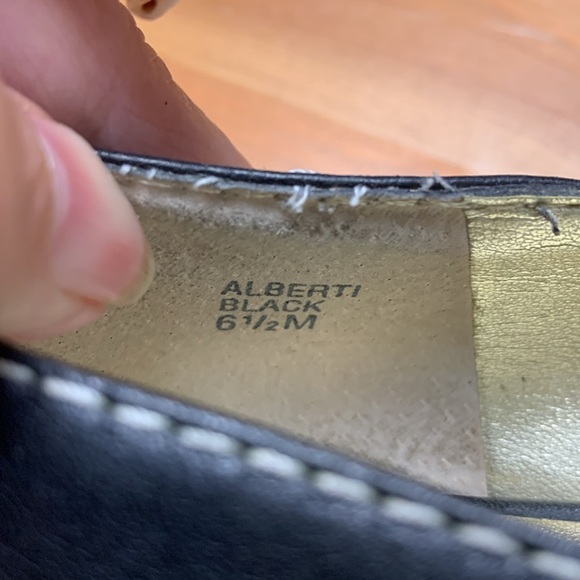 Bill Blass  Alberti Black Loafers w Gold Hardware - Picture 6 of 6